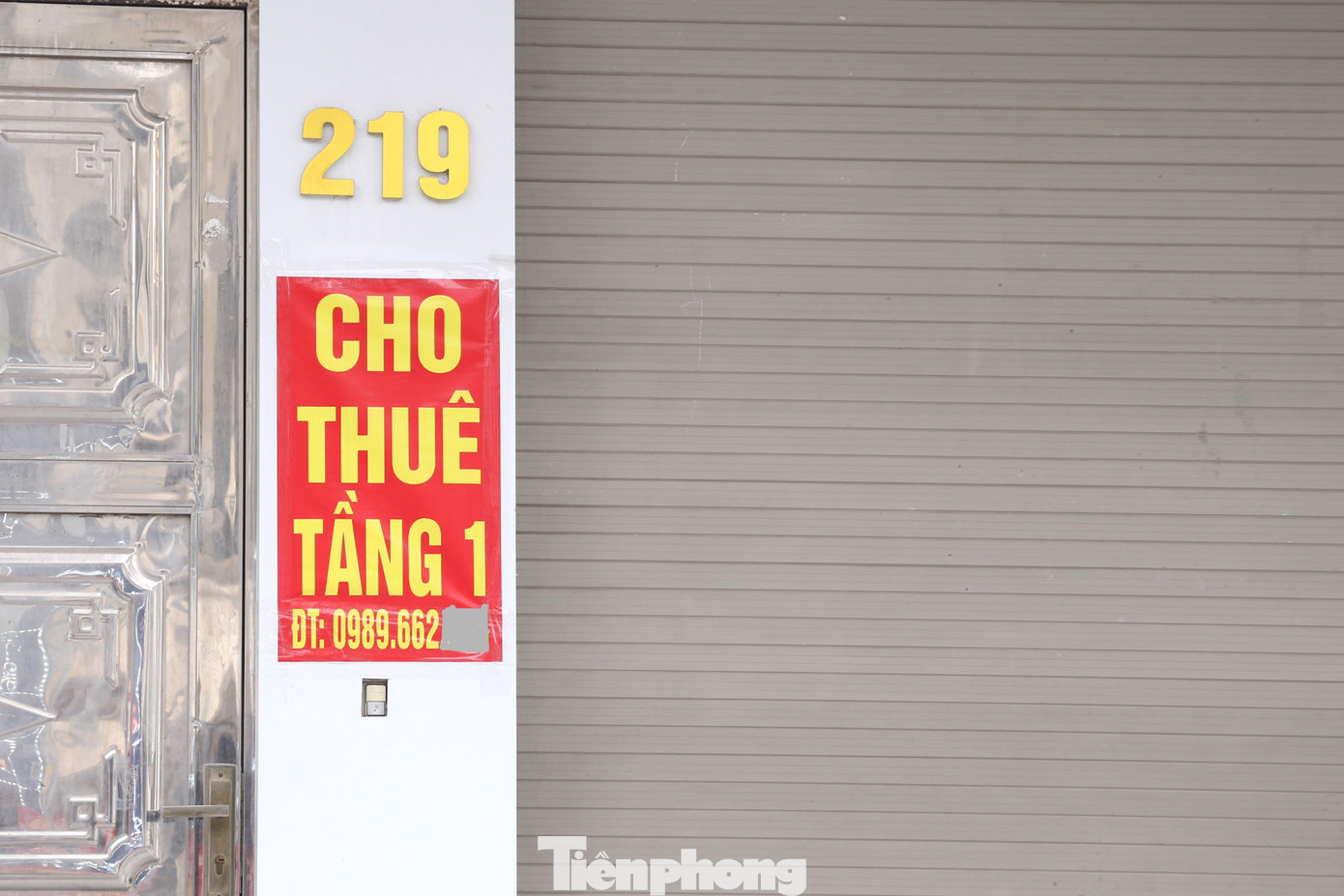 Không khó bắt gặp những tấm biển 'cho thuê nhà', trên phố Nguyễn Văn Cừ.