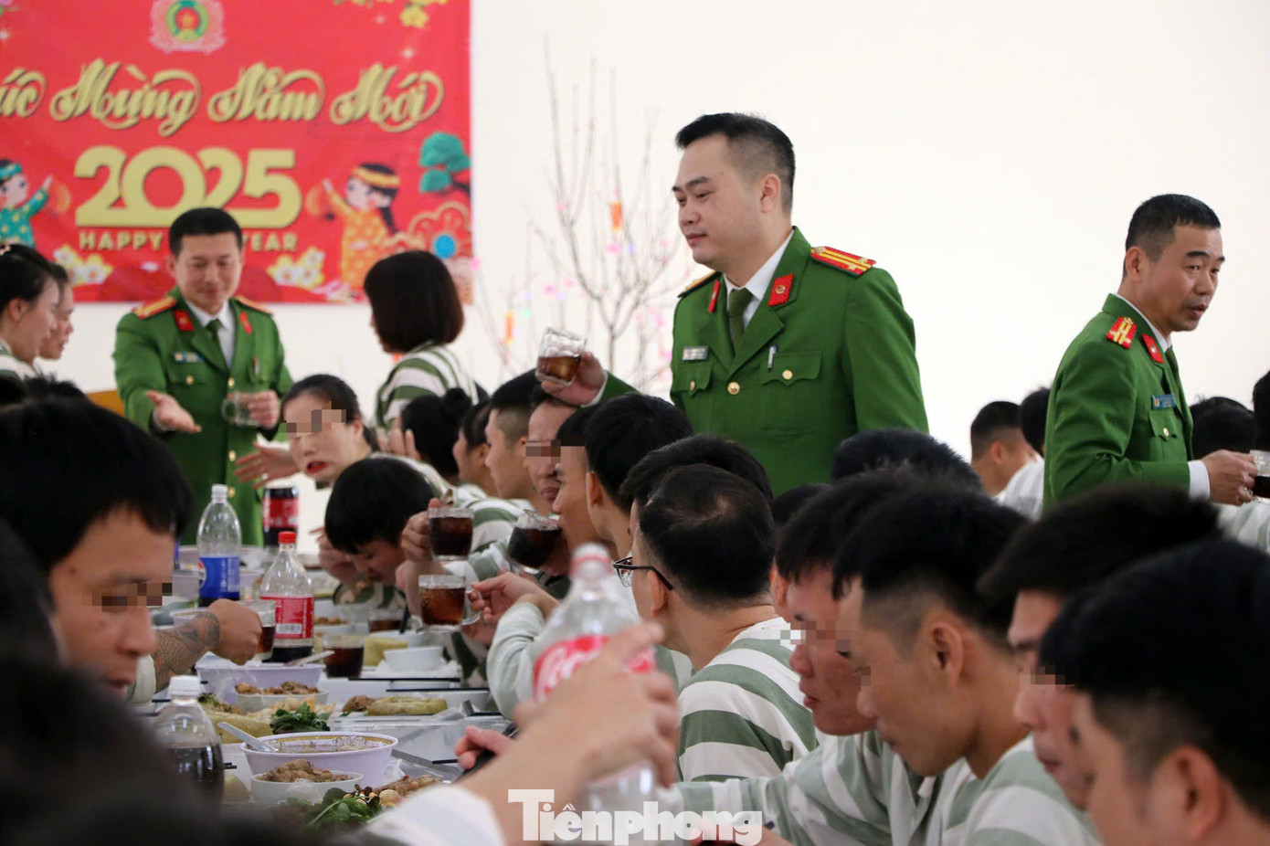 Trong không khí ấm cúng, dường như không còn khoảng cách giữa cán bộ quản lý giam giữ và các phạm nhân.