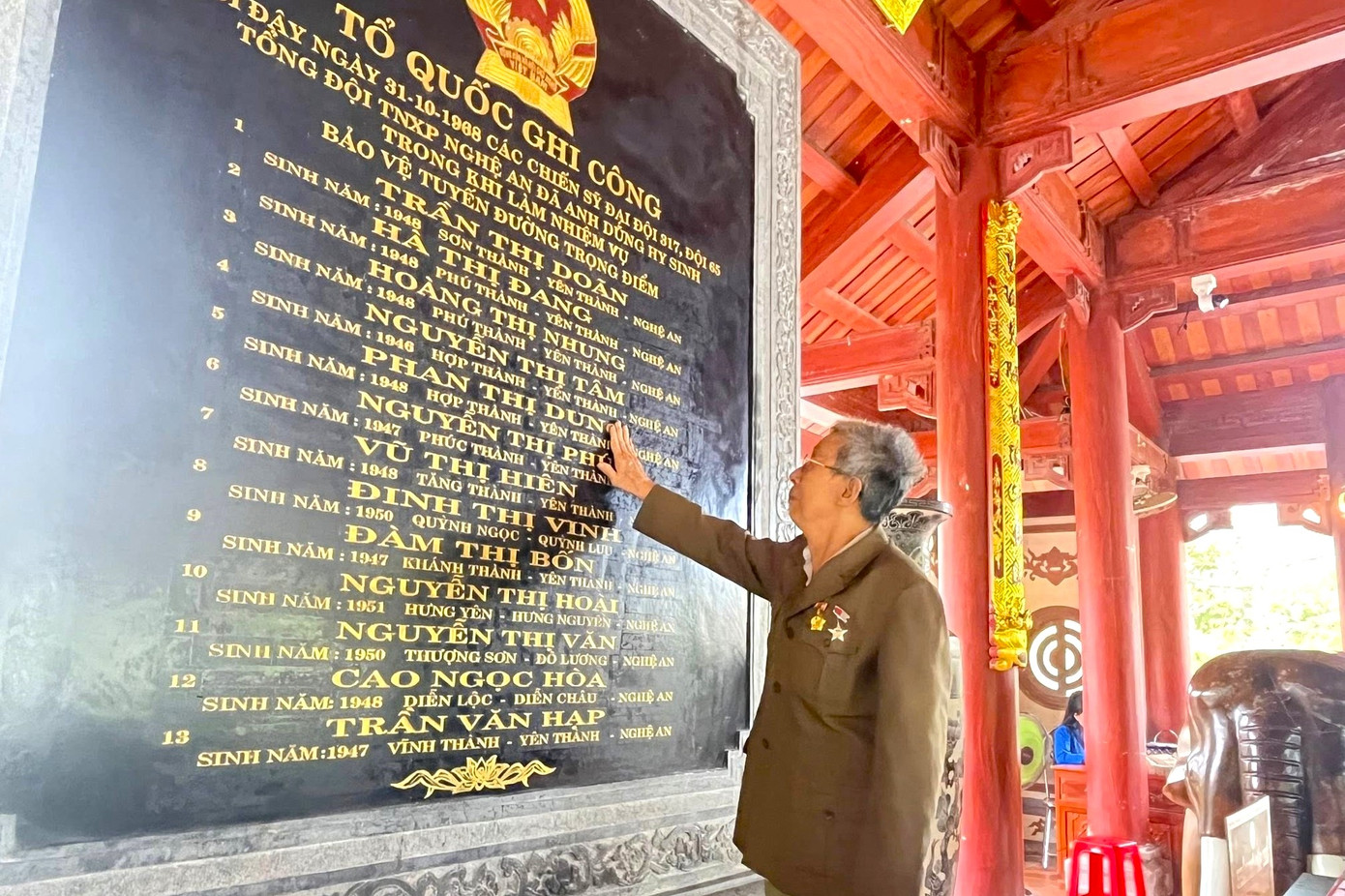 Vượt hàng chục km, ông Phạm Đức Gòong (trú thị xã Thái Hòa, Nghệ An) cùng gia đình đã về với Khu di tích Truông Bồn để dâng nén tâm hương tri ân các anh hùng liệt sĩ. Trước anh linh các anh hùng liệt sĩ, ông bày tỏ lòng thành kính, cảm phục, tri ân sâu sắc những người con ưu tú đã anh dũng hy sinh vì độc lập tự do của dân tộc. “Mỗi lần về đây đều có nhiều cảm xúc khác nhau nhưng lúc nào cũng nghẹn ngào, xúc động”, ông tâm sự.