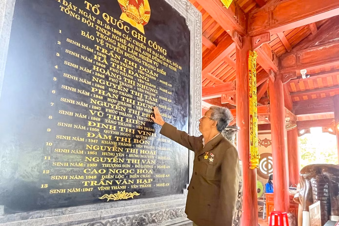 Vượt hàng chục km, ông Phạm Đức Gòong (trú thị xã Thái Hòa, Nghệ An) cùng gia đình đã về với Khu di tích Truông Bồn để dâng nén tâm hương tri ân các anh hùng liệt sĩ. Trước anh linh các anh hùng liệt sĩ, ông bày tỏ lòng thành kính, cảm phục, tri ân sâu sắc những người con ưu tú đã anh dũng hy sinh vì độc lập tự do của dân tộc. “Mỗi lần về đây đều có nhiều cảm xúc khác nhau nhưng lúc nào cũng nghẹn ngào, xúc động”, ông tâm sự.