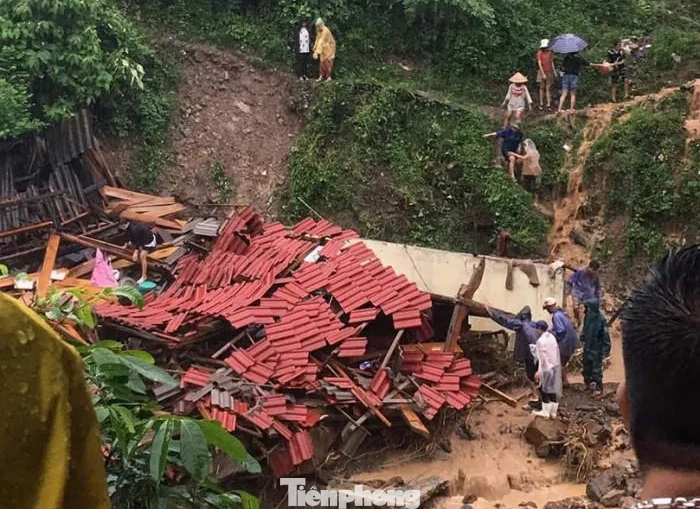 Nhiều ngôi nhà bị đổ sập Nhiều ngôi nhà bị đổ sập