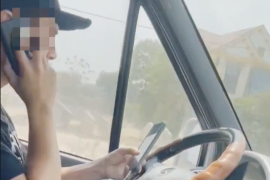 Hình ảnh tài xế 2 tay cầm điện thoại khi đang chở khách