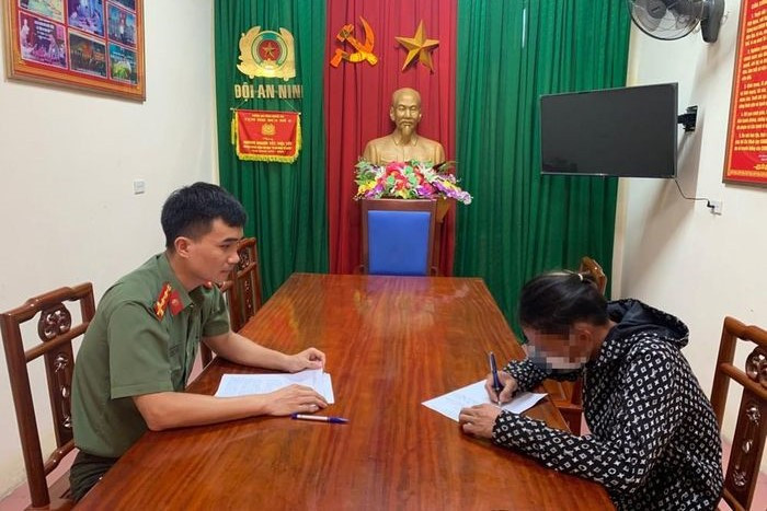 Lực lượng công an làm việc với anh C. Lực lượng công an làm việc với anh C.