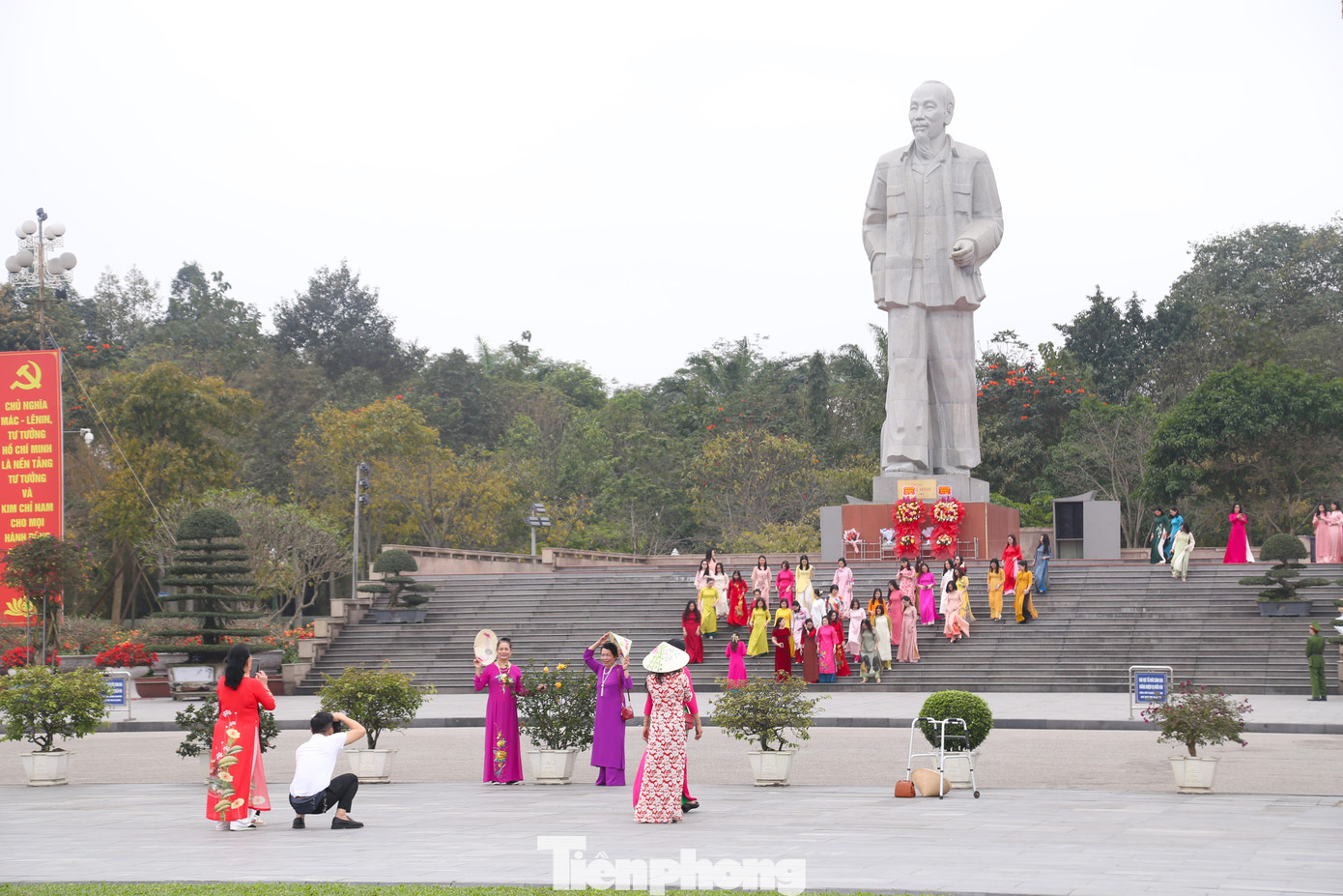 Quảng trường Hồ Chí Minh được xây dựng vào năm 2000 và hoàn thành năm 2003 để mừng sinh nhật lần thứ 113 của Bác. Quần thể của quảng trường Hồ Chí Minh rộng 11 ha và có hơn 30 hạng mục khác nhau. Đây là công trình thể hiện lòng thành kính, yêu mến và sự tưởng nhớ của con dân Nghệ An nói riêng và dân tộc Việt Nam nói chung đến vị Cha già vĩ đại. Hưởng ứng Tuần lễ Áo dài do Trung ương Hội LHPN Việt Nam phát động trên toàn quốc (từ ngày 1/3-8/3), nhân kỷ niệm 115 ngày Quốc tế phụ nữ, dịp này Quảng trường Hồ Chí Minh thu hút nhiều chị em phụ nữ trong tà áo dài thướt tha đến check-in.