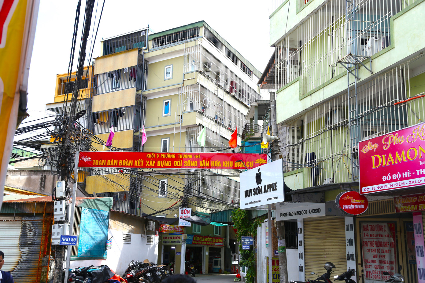 Ghi nhận của PV ngày 8/7, tại khu vực xung quanh Trường Đại học Vinh thuộc phường Trường Vinh, tỉnh Nghệ An có nhiều chung cư, dãy nhà trọ, nhà ở kết hợp cho thuê. Đa số các dãy nhà đều được hàn thêm một lớp song sắt tạo thành hình dạng những chiếc “chuồng cọp”.