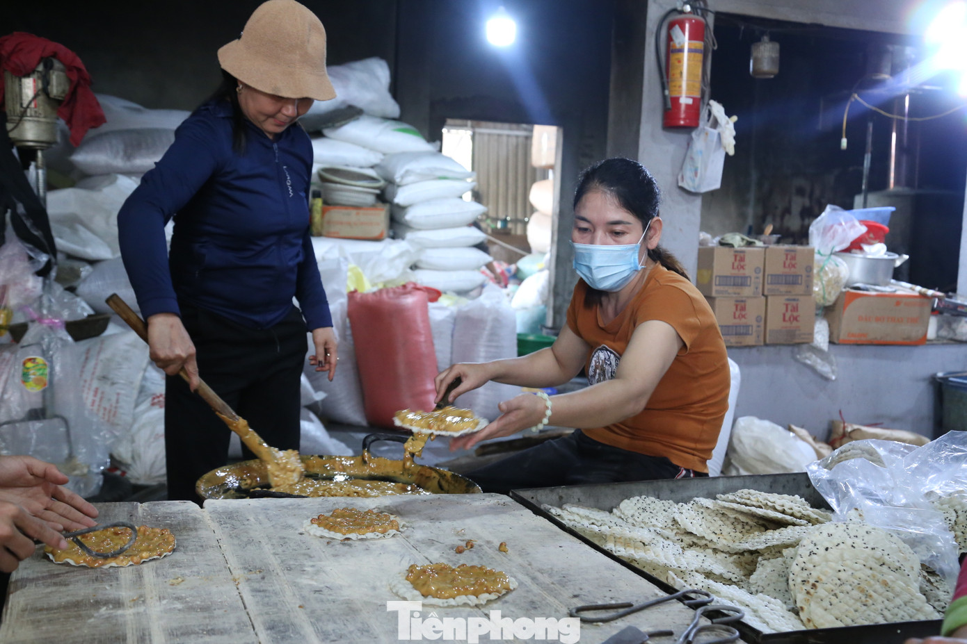 Mỗi ngày cơ sở sản xuất kẹo lạc Lực Thanh làm khoảng 3 tạ lạc với 30 mẻ kẹo. Dịp Tết, nhu cầu tăng cao, cơ sở của ông làm lên đến 1 tấn lạc/ngày, đỏ lửa cả ngày lẫn đêm.