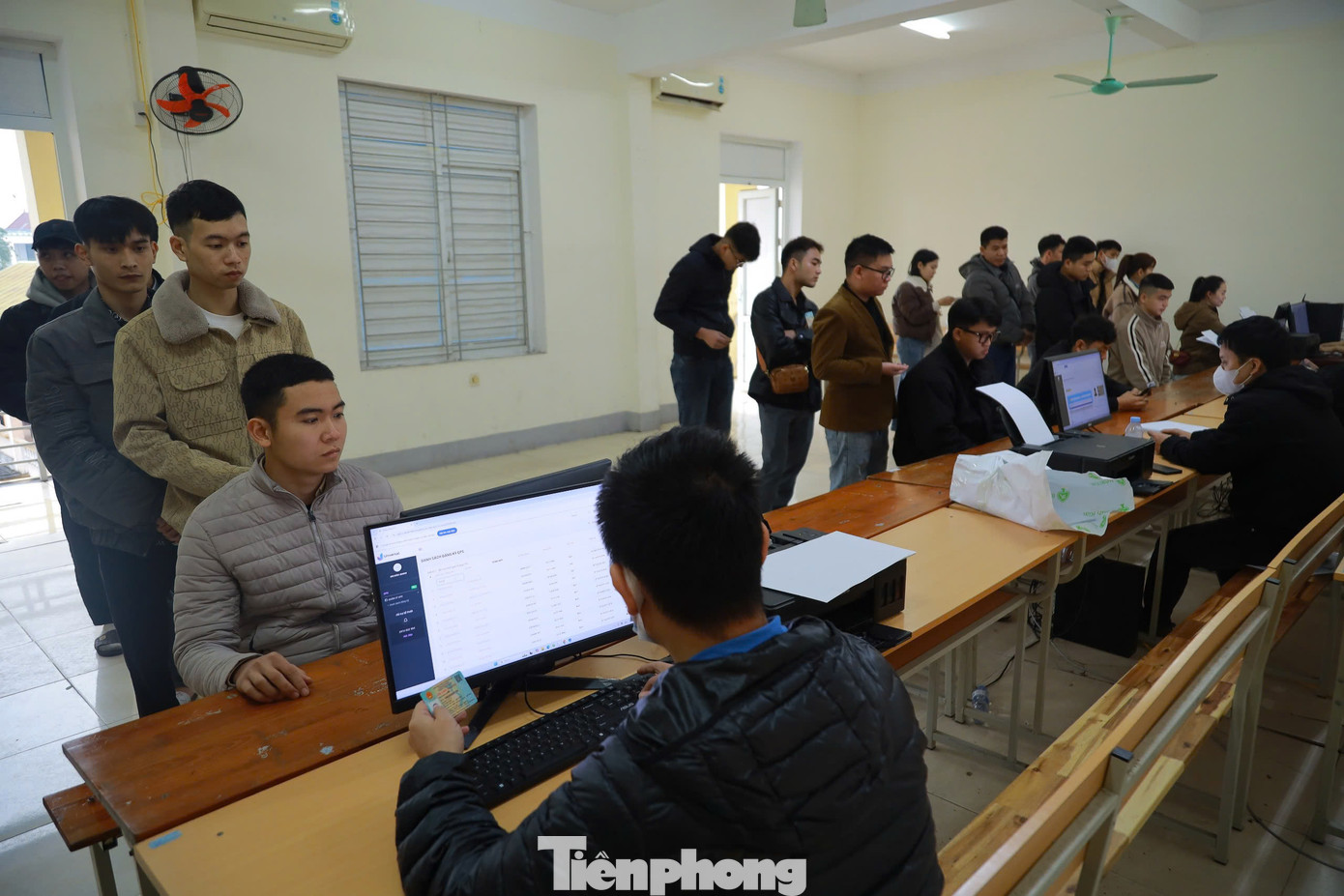 Cán bộ Trung tâm Dịch vụ việc làm của tỉnh Nghệ An tiếp nhận hồ sơ.