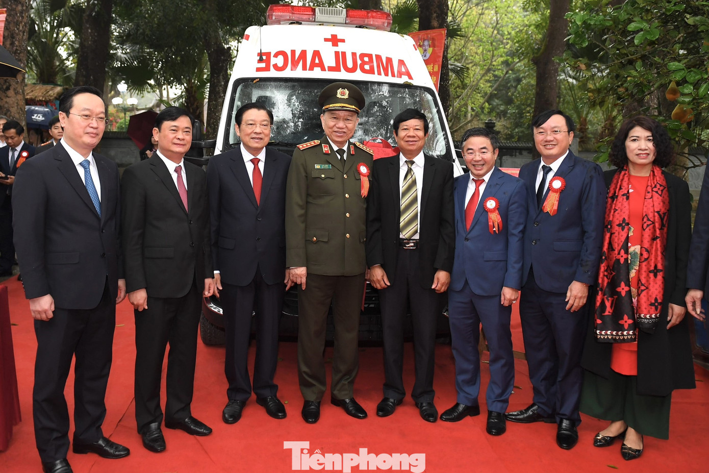 Đại tướng Tô Lâm trao tặng xe cứu thương cho Trung tâm y tế huyện Nam Đàn.