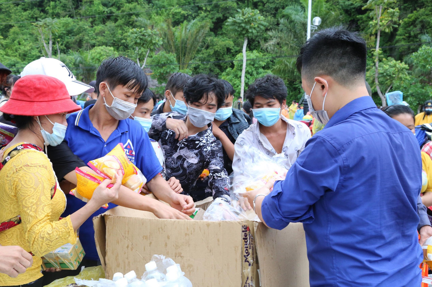 Anh Lê Võ Sỹ - Bí thư Thành đoàn Vinh cho biết: “Những ngày qua, hàng nghìn người chạy xe máy về quê qua chốt cầu Bến Thủy. Với mong muốn san sẻ yêu thương, giúp đỡ lẫn nhau trong mùa dịch, Thành đoàn đã triển khai điểm hỗ trợ an sinh, tặng quà, giúp bà con có thêm tinh thần, yên tâm trên chặng đường về quê. Chi phí thực hiện được Ủy ban MTTQ thành phố Vinh và các nhà hảo tâm trên địa bàn hỗ trợ”. Anh Lê Võ Sỹ - Bí thư Thành đoàn Vinh cho biết: “Những ngày qua, hàng nghìn người chạy xe máy về quê qua chốt cầu Bến Thủy. Với mong muốn san sẻ yêu thương, giúp đỡ lẫn nhau trong mùa dịch, Thành đoàn đã triển khai điểm hỗ trợ an sinh, tặng quà, giúp bà con có thêm tinh thần, yên tâm trên chặng đường về quê. Chi phí thực hiện được Ủy ban MTTQ thành phố Vinh và các nhà hảo tâm trên địa bàn hỗ trợ”.