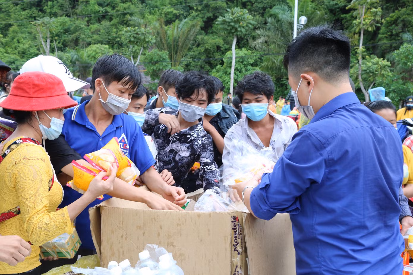 Anh Lê Võ Sỹ - Bí thư Thành đoàn Vinh cho biết: “Những ngày qua, hàng nghìn người chạy xe máy về quê qua chốt cầu Bến Thủy. Với mong muốn san sẻ yêu thương, giúp đỡ lẫn nhau trong mùa dịch, Thành đoàn đã triển khai điểm hỗ trợ an sinh, tặng quà, giúp bà con có thêm tinh thần, yên tâm trên chặng đường về quê. Chi phí thực hiện được Ủy ban MTTQ thành phố Vinh và các nhà hảo tâm trên địa bàn hỗ trợ”.