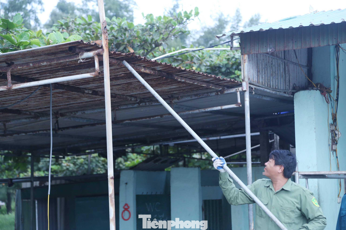 Ki-ốt 195 có diện tích khá lớn, kiên cố; để tháo dỡ cần phải tốn khá nhiều công sức.