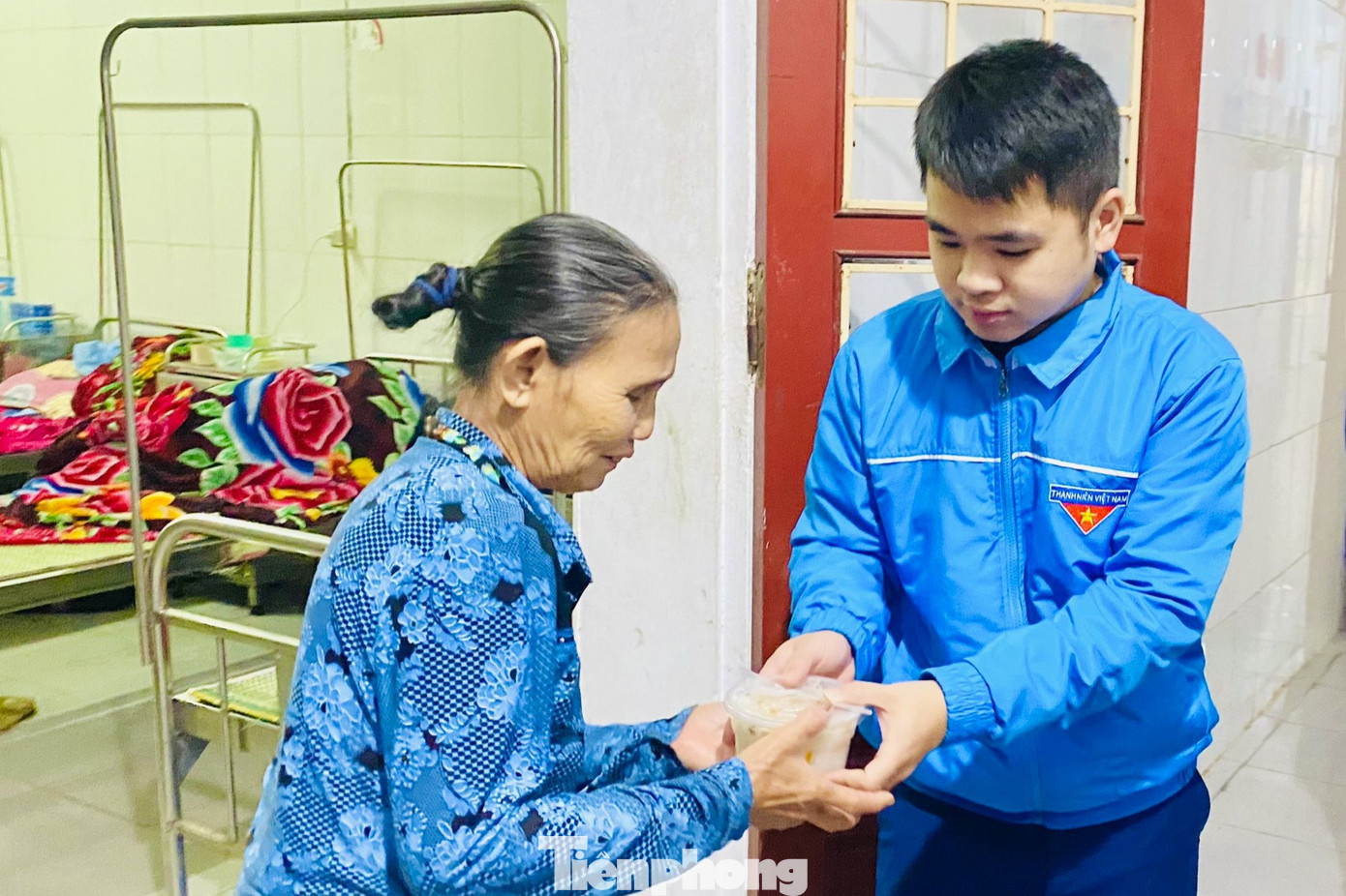 Hơn 330 suất cháo được đoàn viên thanh niên đi đến từng khoa và trao tận tay tới các bệnh nhân tại Bệnh viện Tâm thần Nghệ An.