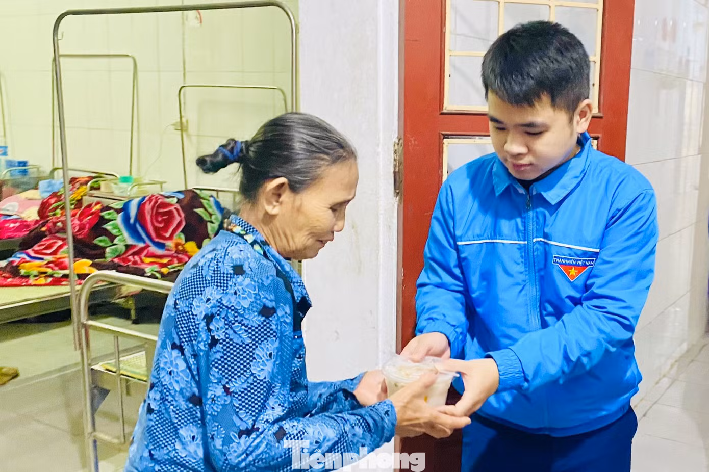 Hơn 330 suất cháo được đoàn viên thanh niên đi đến từng khoa và trao tận tay tới các bệnh nhân tại Bệnh viện Tâm thần Nghệ An.