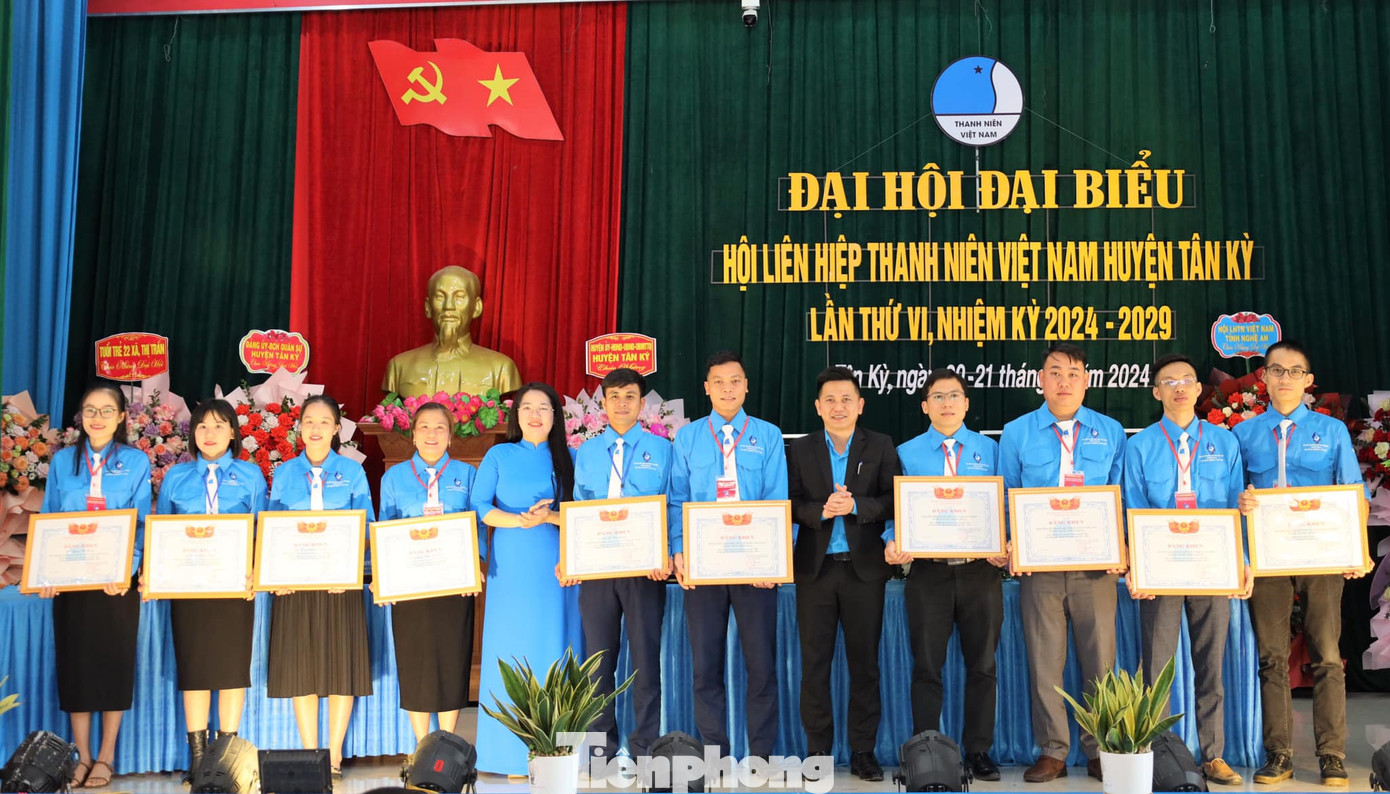 Dịp này, Hội Liên hiệp Thanh niên Việt Nam tỉnh Nghệ An đã tặng Bằng khen cho 5 tập thể, 5 cá nhân xuất sắc.