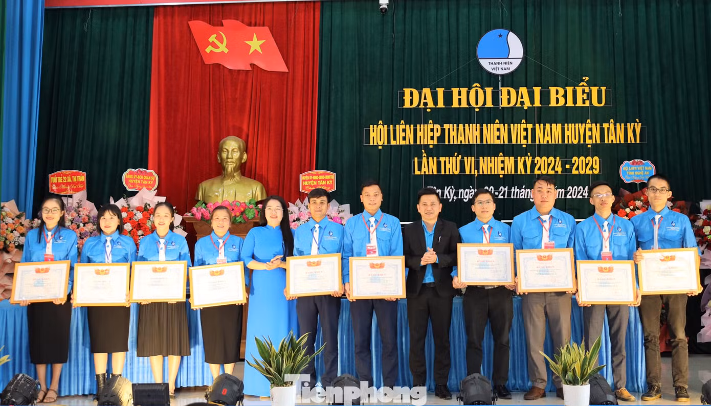 Dịp này, Hội Liên hiệp Thanh niên Việt Nam tỉnh Nghệ An đã tặng Bằng khen cho 5 tập thể, 5 cá nhân xuất sắc.