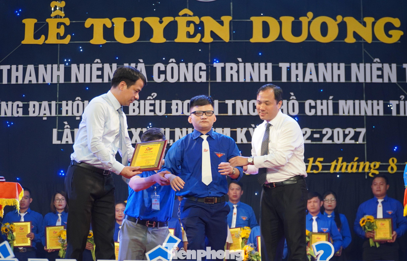 Trao hoa và chứng nhận tuyên dương cho anh Hồ Sỹ Phong - Chủ tịch Hội người mù huyện Lộc Hà. Trao hoa và chứng nhận tuyên dương cho anh Hồ Sỹ Phong - Chủ tịch Hội người mù huyện Lộc Hà.