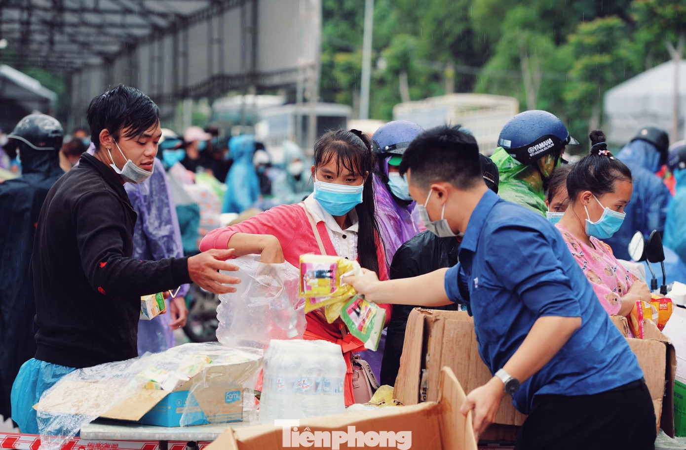 Triển khai 2 “Gian hàng an sinh” tại điểm cầu Bến Thuỷ 2 nhằm kịp thời tiếp sức, hỗ trợ người dân trở về từ các tỉnh phía Nam.