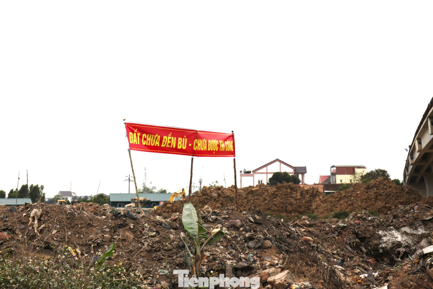 Người dân căng băng rôn yêu cầu nhà thầu không được thi công ở đoạn cầu vượt Diễn Đoài. Người dân căng băng rôn yêu cầu nhà thầu không được thi công ở đoạn cầu vượt Diễn Đoài.