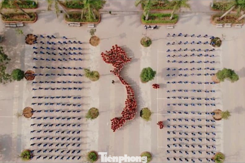 Anh Đặng Ngọc Minh, Bí thư Huyện Đoàn Quỳnh Lưu cho biết, Hội thi là dịp có ý nghĩa để các bạn học sinh được giao lưu học hỏi, là sân chơi để các bạn rèn luyện văn thể mỹ, giải tỏa những áp lực sau những giờ học căng thẳng. Anh Đặng Ngọc Minh, Bí thư Huyện Đoàn Quỳnh Lưu cho biết, Hội thi là dịp có ý nghĩa để các bạn học sinh được giao lưu học hỏi, là sân chơi để các bạn rèn luyện văn thể mỹ, giải tỏa những áp lực sau những giờ học căng thẳng.