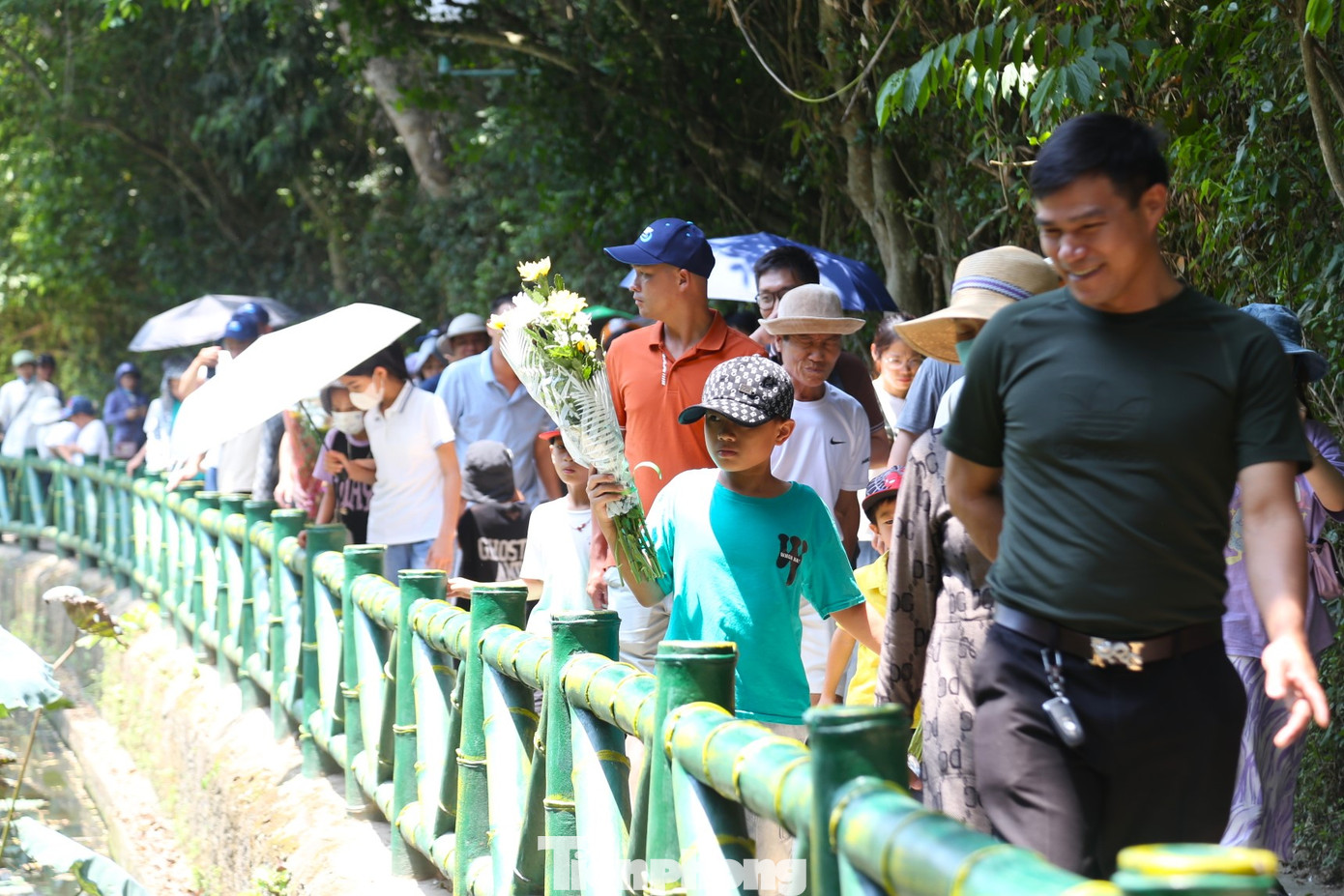 Theo Ban quản lý Khu di tích quốc gia đặc biệt Kim Liên, dịp kỷ niệm 135 năm ngày sinh Chủ tịch Hồ Chí Minh, mỗi ngày, khu di tích đón trên dưới 2 vạn du khách đến tham quan, dâng hoa, dâng hương tưởng niệm Chủ tịch Hồ Chí Minh. Lượng du khách đến tham quan đông, Khu di tích đã huy động 100% quân số, cán bộ, công nhân viên trực, đảm bảo phục vụ khách tham quan tốt nhất.