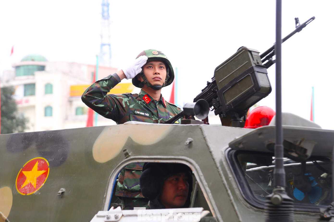 Đoàn xe thiết giáp bánh lốp của Đại đội Trinh sát cơ giới trực thuộc Phòng Tham mưu, Bộ Chỉ huy Quân sự tỉnh Nghệ An diễu hành qua lễ đài.