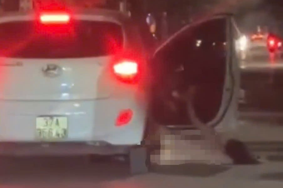 Hình ảnh cô gái không mặc quần áo rơi khỏi xe ô tô đang chạy Hình ảnh cô gái không mặc quần áo rơi khỏi xe ô tô đang chạy