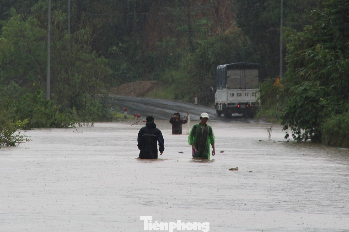 Quốc lộ 48A qua địa bàn thị trấn Tân Lạc bị ngập nặng, gây ách tắc. Bên cạnh đó, tất cả các cầu tràn trên địa bàn đều đã bị ngập, gây chia cắt.