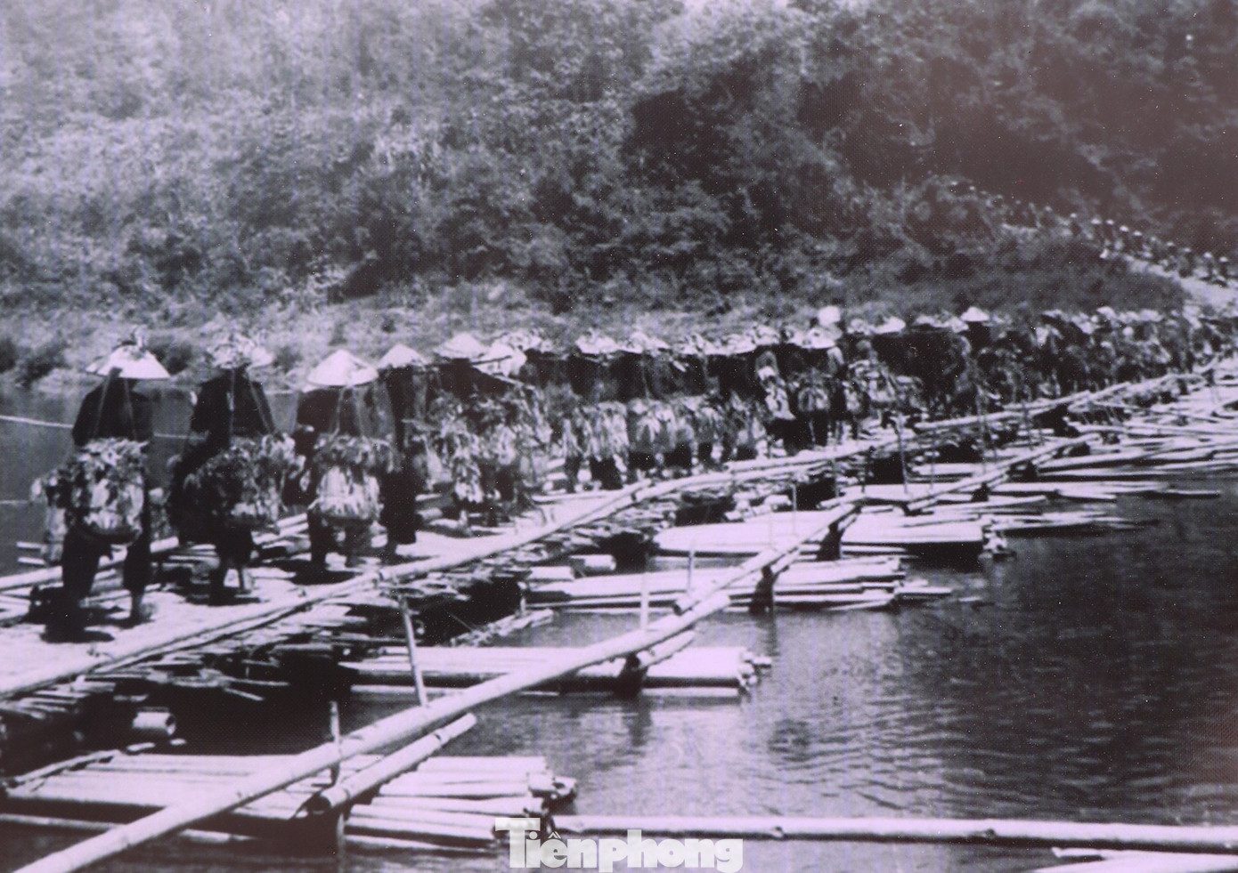 Hình ảnh các lực lượng mở đường, vận tải lương thực, vũ khí,... cho chiến dịch Điện Biên Phủ.