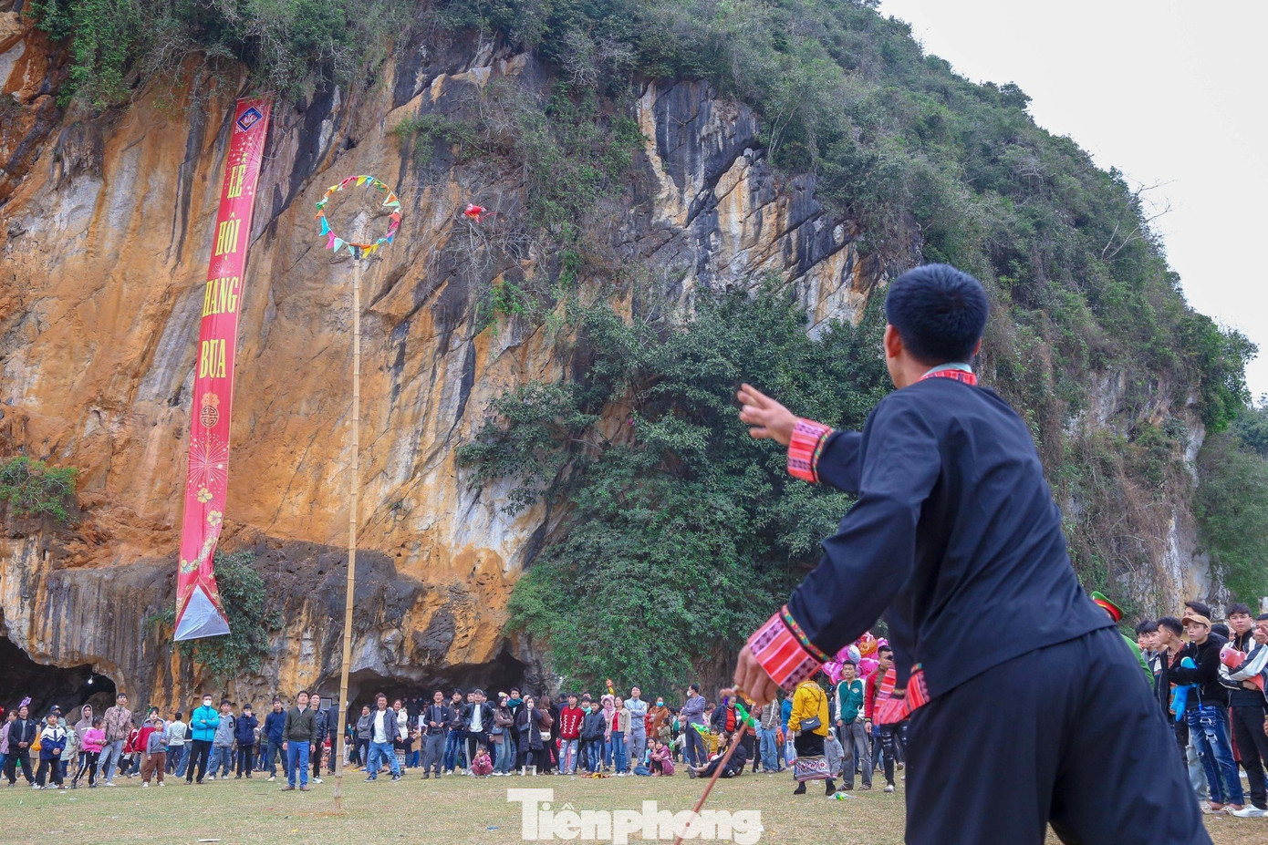 Trong lễ hội, có nhiều môn thể thao truyền thống được tổ chức thi đấu như đẩy gậy, ném còn, đánh bóng chuyền...