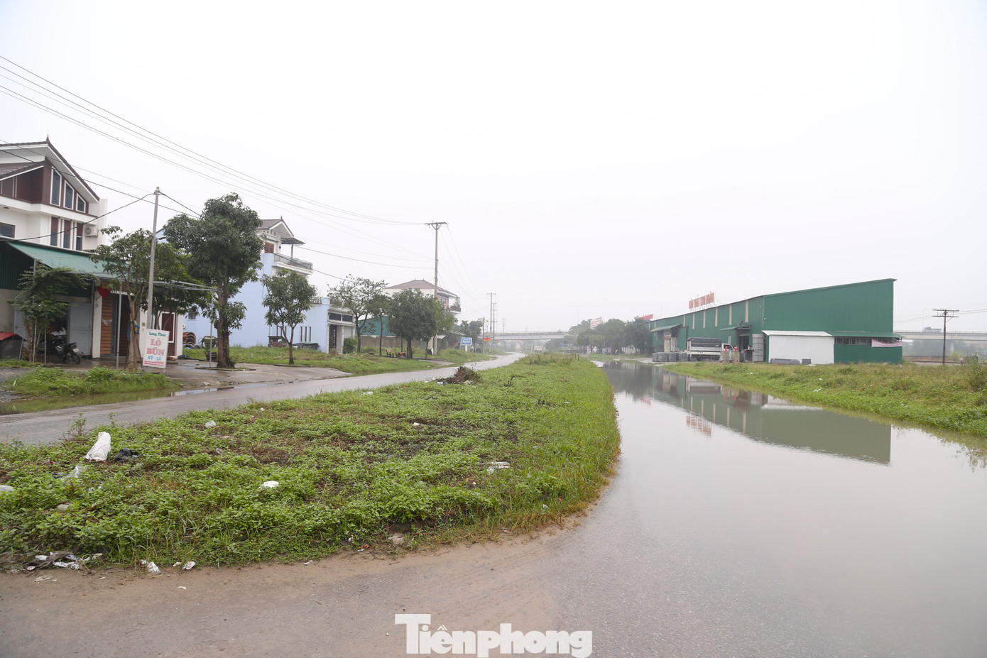 Dự án nâng cấp, mở rộng đường Lê Ninh, TP Vinh được UBND tỉnh Nghệ An, phê duyệt chủ trương đầu tư năm 2002, năm 2016 triển khai với tổng mức đầu tư là 23,5 tỷ đồng, với quy mô xây dựng tuyến dài 2.957 m, điểm đầu tại cổng Ga Vinh, điểm cuối giao nhau với quốc lộ 1A, chỉ giới xây dựng 41 m, lòng đường 21 m. Tuy nhiên đến nay lại chưa hoàn thành.