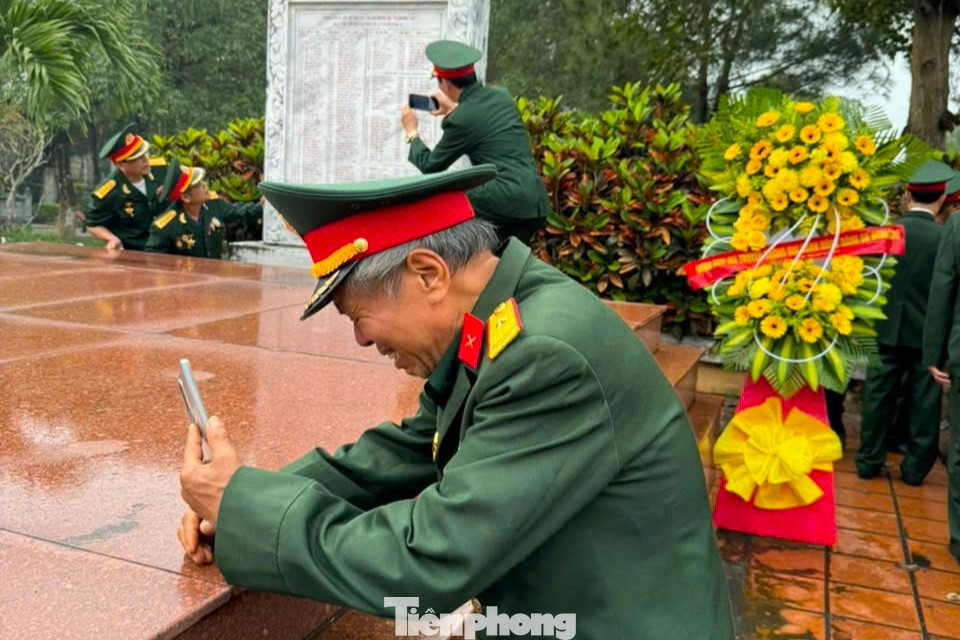Nhiều cựu chiến binh đã khóc khi thắp nén hương tri ân đồng đội.