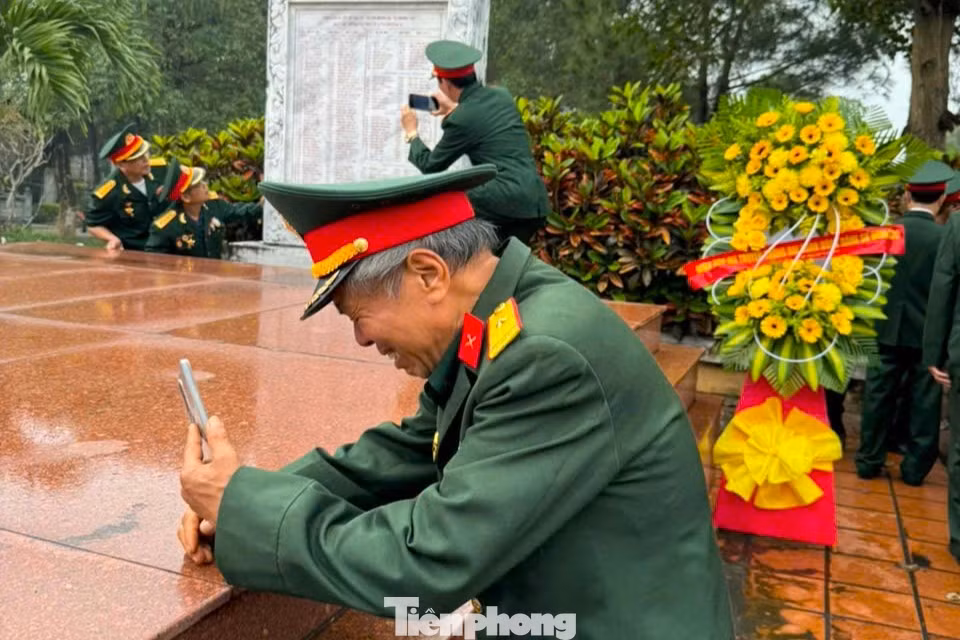 Nhiều cựu chiến binh đã khóc khi thắp nén hương tri ân đồng đội.