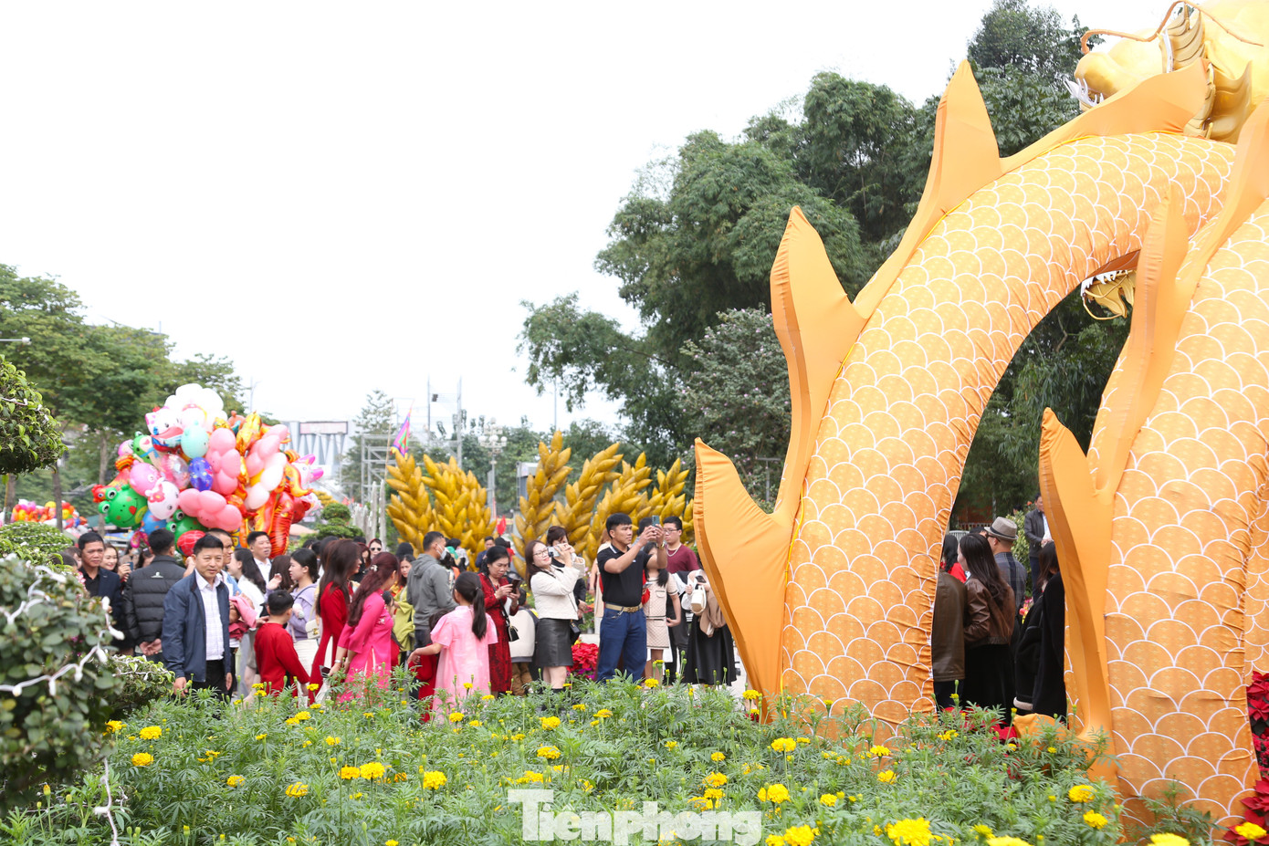 Người dân chen chân check-in bên linh vật rồng