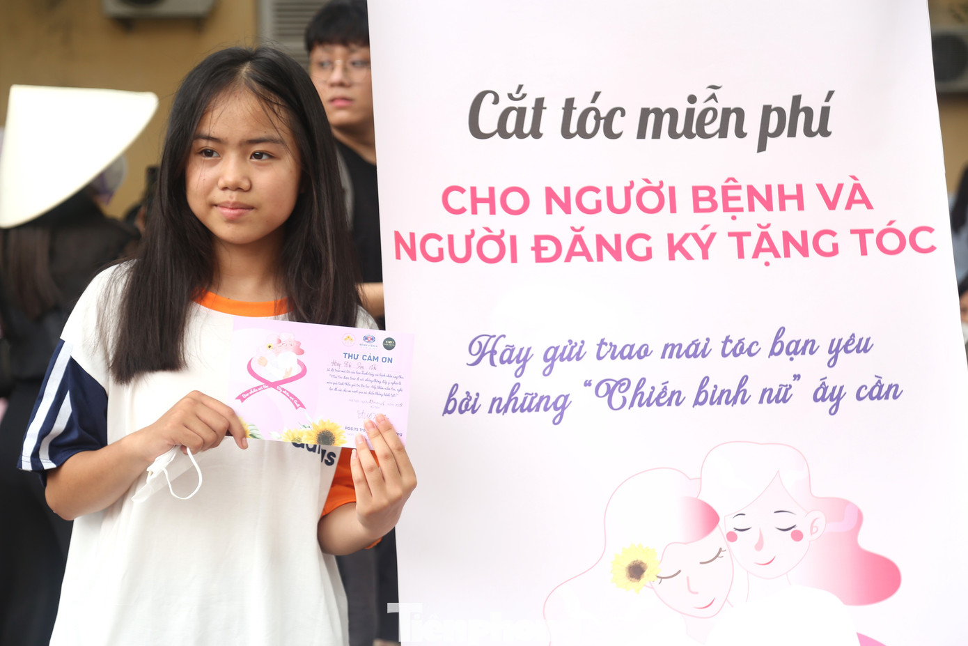 Em Hoàng Thị Dung Nhi (13 tuổi) cùng mẹ và em trai vượt hơn 100km từ tỉnh Thanh Hóa vào Nghệ An để tham gia chương trình. Để hiến 25 cm tóc, Dung Nhi đã phải nuôi dưỡng suốt 2 năm qua. “Em mong muốn mái tóc của mình có thể góp phần tạo nên những mái tóc giả xinh đẹp, mềm mại giúp bệnh nhân ung thư có thêm niềm tin để chiến đấu với bệnh tật. Trong tương lai nếu như có cơ hội, em sẽ tiếp tục hiến tóc”, Dung Nhi chia sẻ.