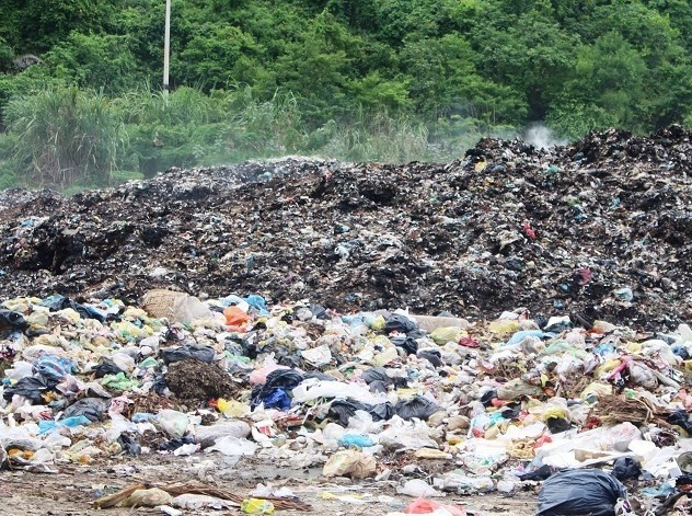 Bãi rác ở khối 1, thị trấn Quỳ Hợp đã quá tải, gây ô nhiễm khiến người dân bức xúc.
