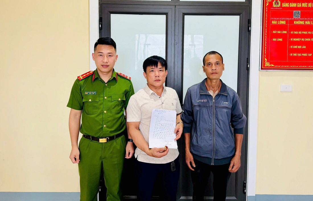 Công an xã Trung Phúc Cường trao trả tài sản cho anh Dũng dưới sự chứng kiến của anh Lợi Công an xã Trung Phúc Cường trao trả tài sản cho anh Dũng dưới sự chứng kiến của anh Lợi