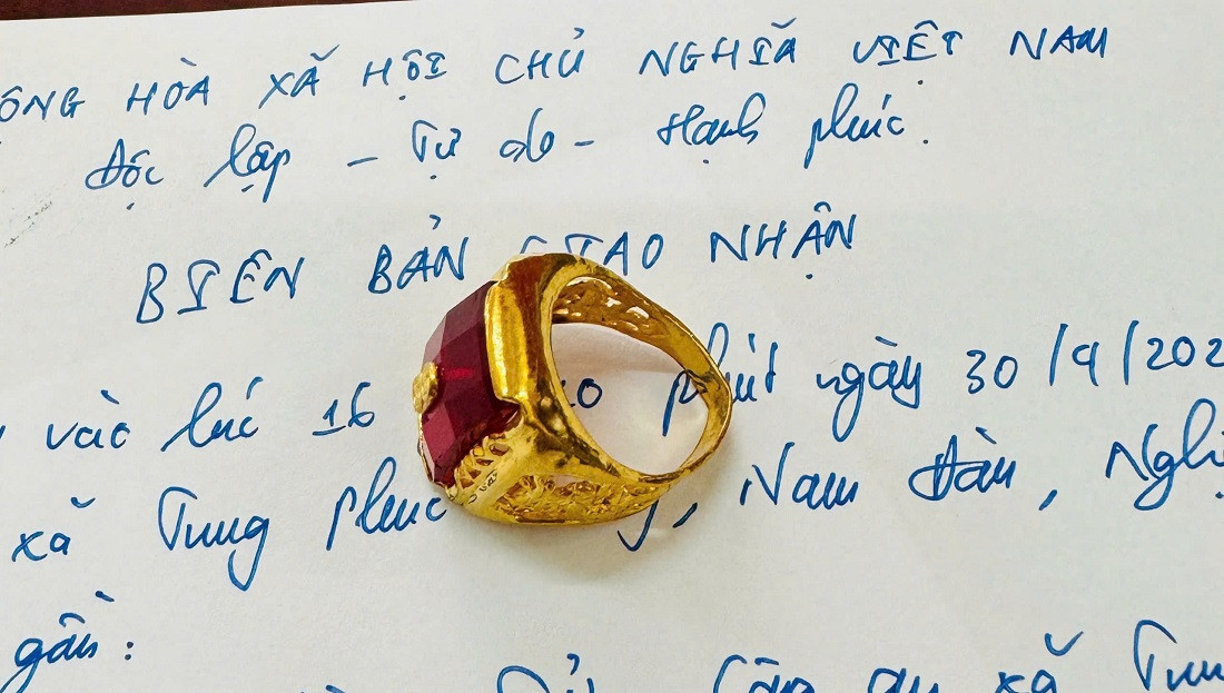 Chiếc nhẫn mà anh Lợi nhặt được trong quá trình nhặt phế liệu Chiếc nhẫn mà anh Lợi nhặt được trong quá trình nhặt phế liệu