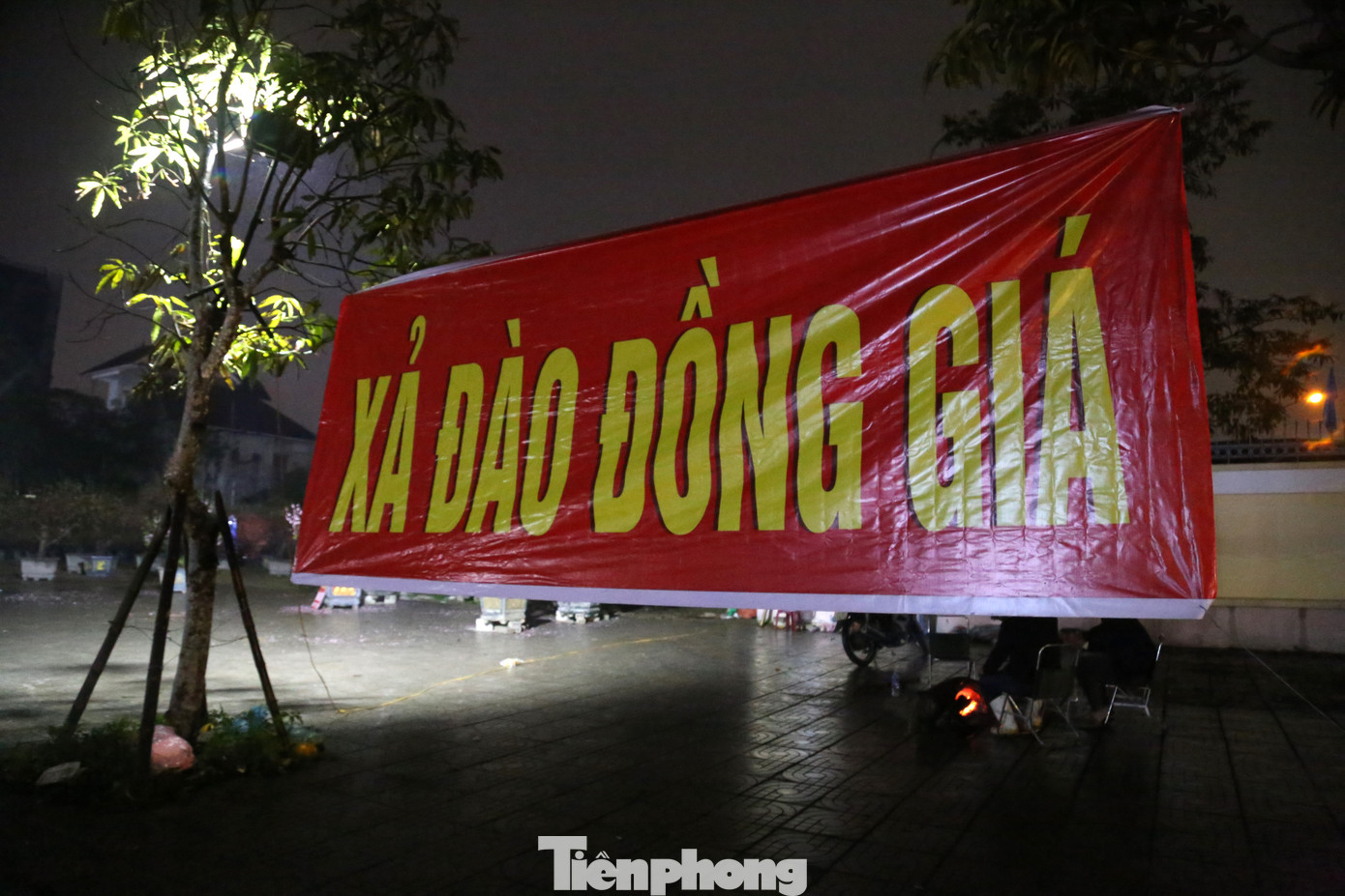 Nhiều nơi treo biển "xả hàng", "xả đồng giá" nhưng vẫn không có khách mua.