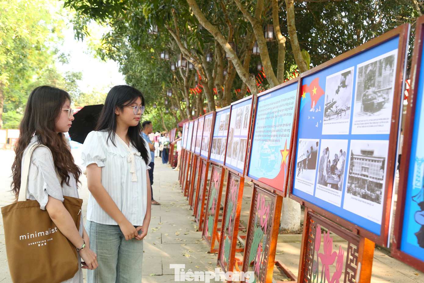 Để tạo khí thế tươi vui, ngay giữa tháng 4, Ban Quản lý Khu di tích đã phối hợp với Bảo tàng Hồ Chí Minh tổ chức trưng bày chuyên đề “50 năm Ngày Giải phóng miền Nam, thống nhất đất nước 1975 - 2025”. Triển lãm gồm 3 chủ đề: Xây dựng miền Bắc, đấu tranh giải phóng miền Nam (1954 - 1969); Giải phóng miền Nam, thống nhất đất nước (1969 - 1975); Xây dựng và bảo vệ Tổ quốc xã hội chủ nghĩa, thực hiện công cuộc đổi mới đất nước (1975 đến nay).