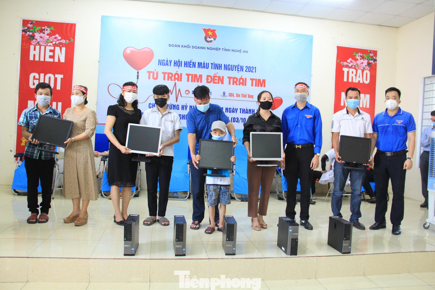 Dịp này, Đoàn khối Doanh nghiệp Nghệ An cũng đã tiến hành trao tặng 10 bộ máy tính cho 10 học sinh là con em của gia đình công nhân lao động có hoàn cảnh khó khăn. Đây là hoạt động hưởng ứng chương trình “Sóng và máy tính cho em” do Thủ tướng Chính phủ phát động.