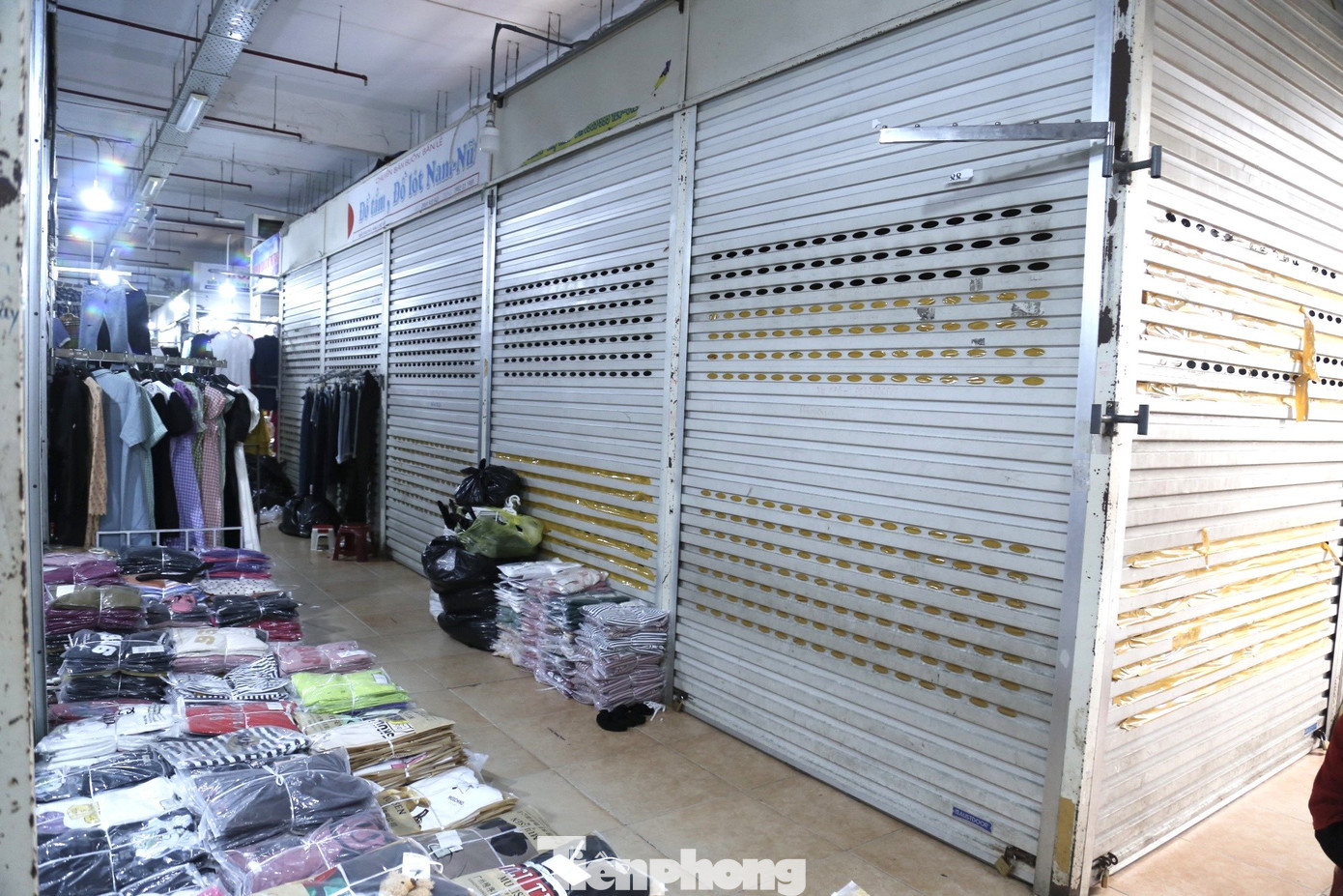 Dù các hoạt động kinh tế - xã hội đã trở lại bình thường nhưng tình trạng buôn bán tại nhiều chợ truyền thống ở Nghệ An vẫn ế ẩm khiến tiểu thương chán nản. Nhiều tiểu thương treo biển bán, cho thuê, sang nhượng ki-ốt.