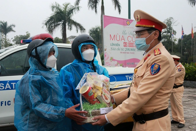 Vợ chồng chị Hà bất ngờ, xúc động khi được nhận quà từ CSGT Vợ chồng chị Hà bất ngờ, xúc động khi được nhận quà từ CSGT