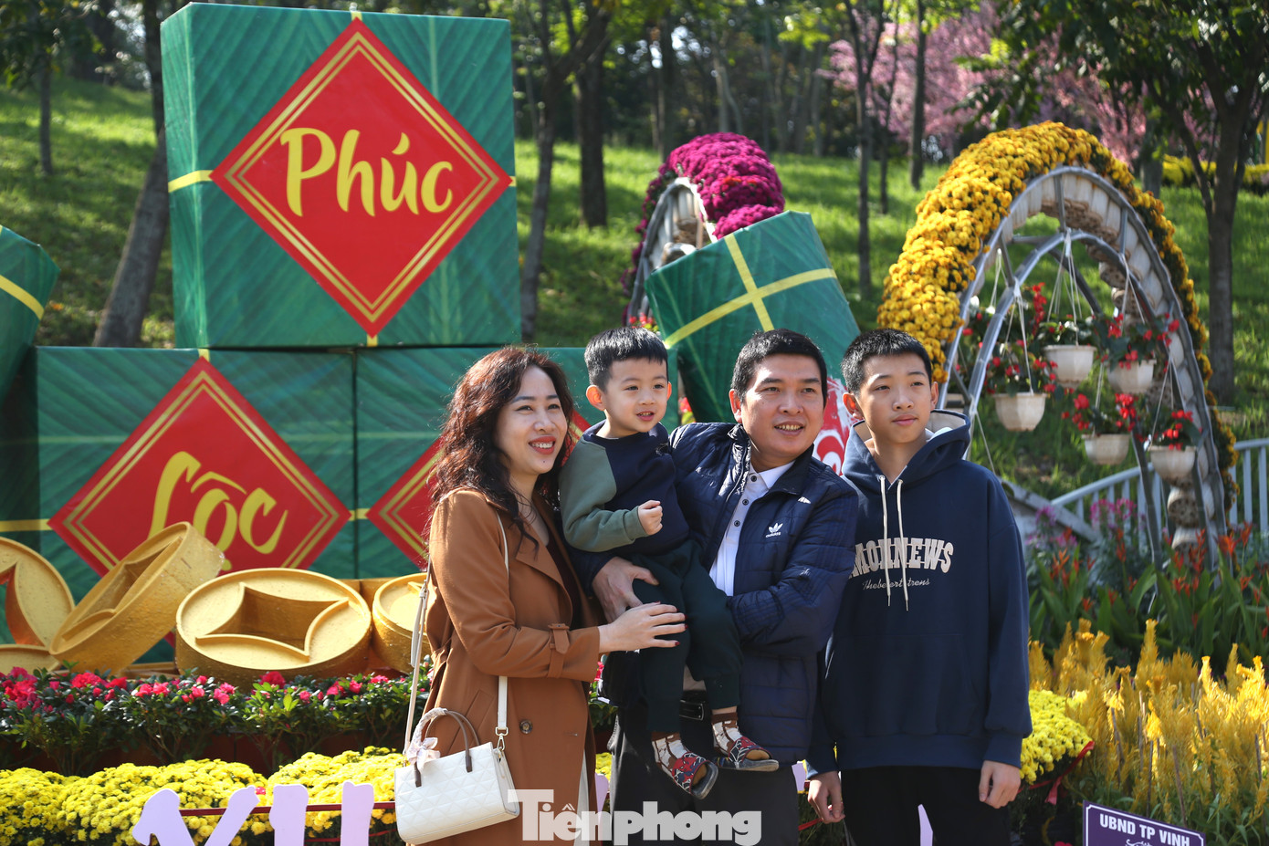 Với không gian ngập tràn hoa, các tiểu cảnh trang trí rực rỡ sắc màu, con đường hoa xuân ở thành Vinh đã thu hút đông đảo người dân check-in ngày Tết. Với không gian ngập tràn hoa, các tiểu cảnh trang trí rực rỡ sắc màu, con đường hoa xuân ở thành Vinh đã thu hút đông đảo người dân check-in ngày Tết.