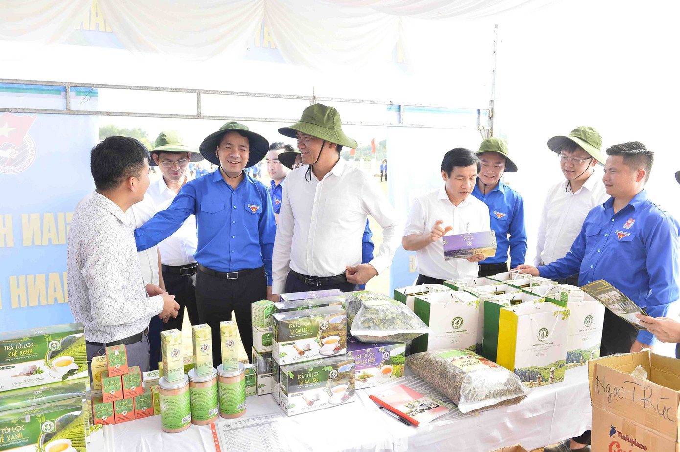 Thăm, tặng quà mô hình thanh niên phát triển kinh tế trong lĩnh vực nông nghiệp công nghệ cao Thăm, tặng quà mô hình thanh niên phát triển kinh tế trong lĩnh vực nông nghiệp công nghệ cao