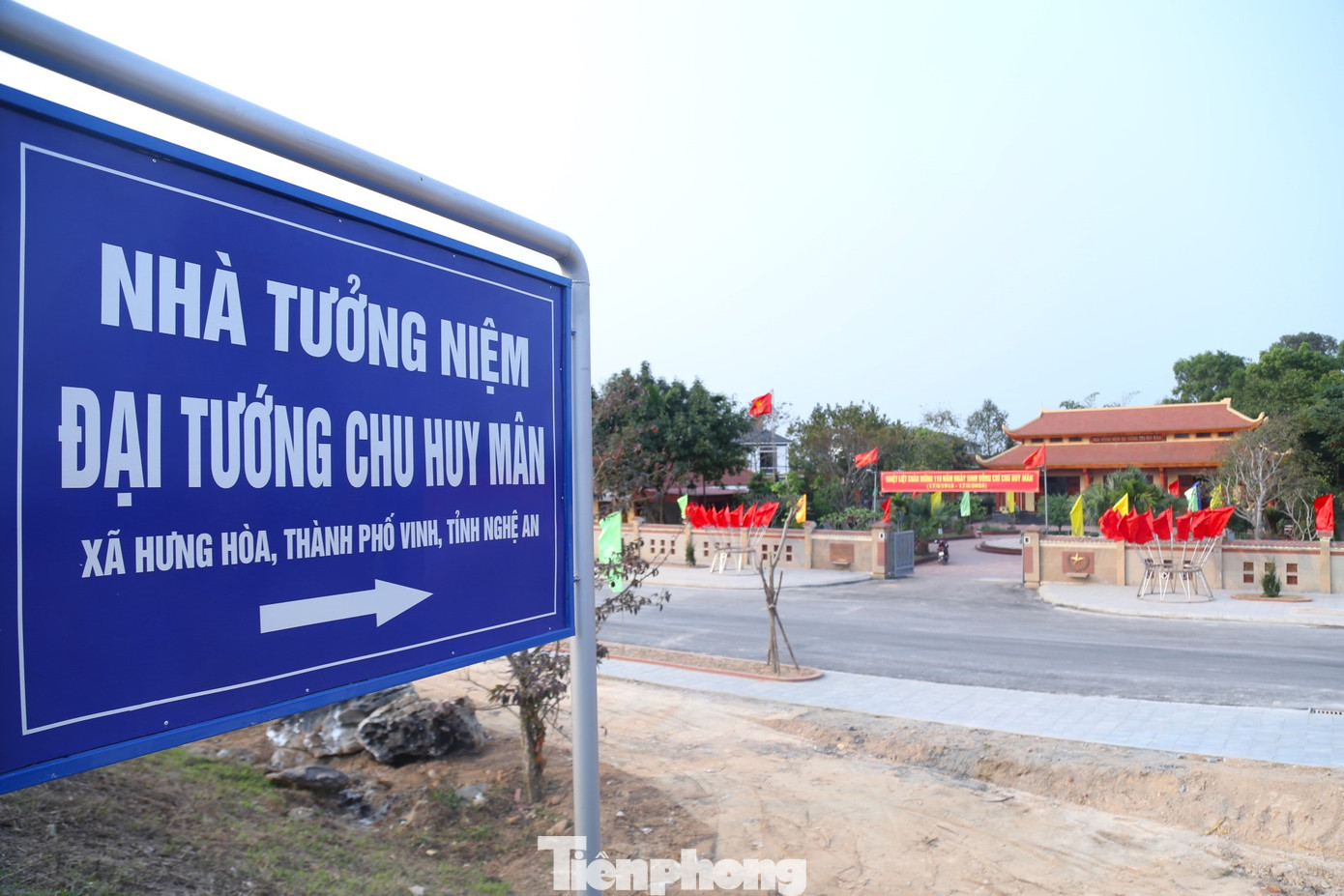Nhà tưởng niệm Đại tướng Chu Huy Mân được xây dựng tại quê hương Hưng Hòa, thành phố Vinh. Công trình được UBND tỉnh Nghệ An đầu tư, xây dựng và đi vào hoạt động vào năm 2013, nhân kỷ niệm 100 năm ngày sinh Đại tướng Chu Huy Mân (17/3/1913-17/3/2013). Tại đây, những hình ảnh quý, tái hiện cuộc đời chiến đấu anh dũng, vẻ vang của Đại tướng Chu Huy Mân được trưng bày trang trọng.