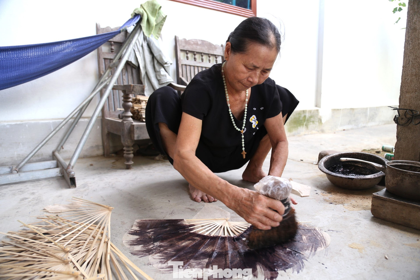 Trong lúc ông Trung đang vót nan, bà Thu đi vào phía trong nhà, lấy ra một tập giấy gió rồi tỉ mẩn cắt vành theo hình cánh cung, sau đó đặt lên khung tre rồi dùng chiếc chổi phết nước hồ từ vỏ cây sắn. Trong lúc ông Trung đang vót nan, bà Thu đi vào phía trong nhà, lấy ra một tập giấy gió rồi tỉ mẩn cắt vành theo hình cánh cung, sau đó đặt lên khung tre rồi dùng chiếc chổi phết nước hồ từ vỏ cây sắn.