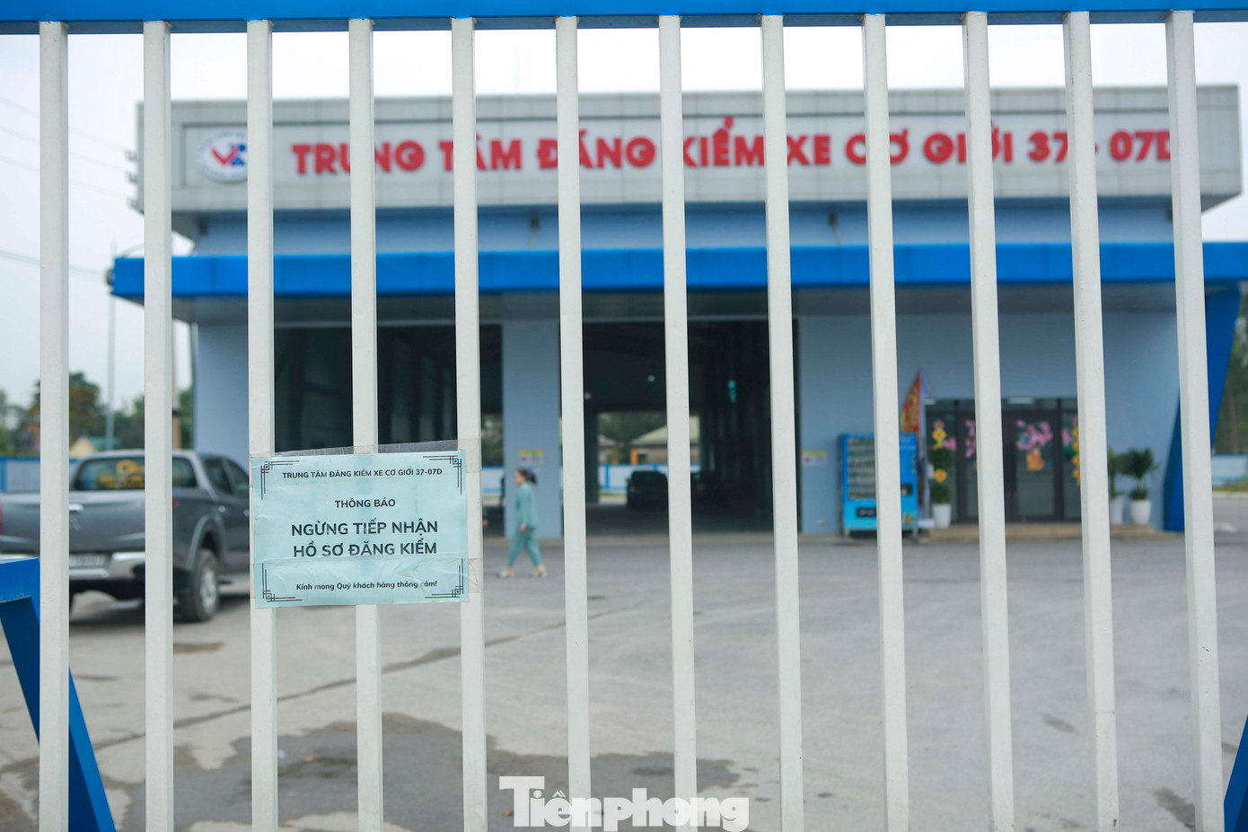 Còn tại Trung Tâm đăng kiểm xe cơ giới 3707D – Nghệ An (thị xã Hoàng Mai, tỉnh Nghệ An), một tuần trước Tết Nguyên đán, cổng trung tâm này luôn đóng. Bên ngoài dán thông báo "ngừng tiếp nhận hồ sơ đăng kiểm". Còn tại Trung Tâm đăng kiểm xe cơ giới 3707D – Nghệ An (thị xã Hoàng Mai, tỉnh Nghệ An), một tuần trước Tết Nguyên đán, cổng trung tâm này luôn đóng. Bên ngoài dán thông báo "ngừng tiếp nhận hồ sơ đăng kiểm".