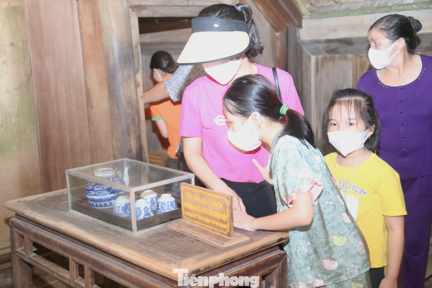 Dịp lễ 30/4 năm nay có rất nhiều em nhỏ được ông bà, bố mẹ đưa về thăm quê Bác