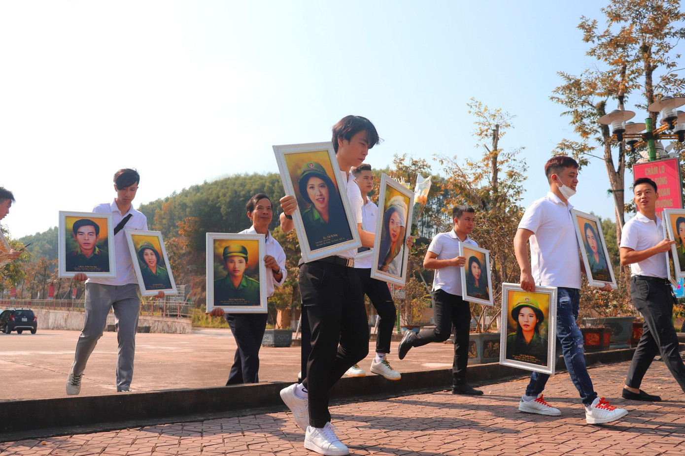 Nhóm bạn trẻ vượt quãng đường 300km từ Hà Nội vào đến Khu di tích quốc gia Truông Bồn để gửi tặng những bức ảnh chân dung các liệt sĩ thanh niên xung phong
