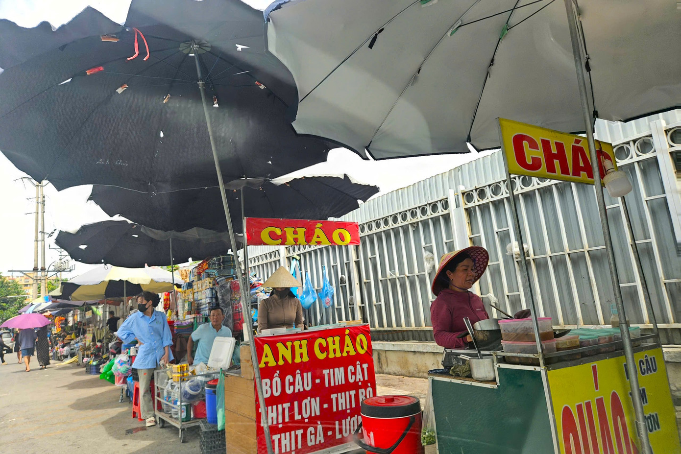 Tuyến đường Hồ Tông Thốc, cạnh Bệnh viện Hữu nghị Đa khoa Nghệ An bị chiếm dụng để kinh doanh. Nhiều người vô tư lấn chiếm vỉa hè, lòng lề đường bán hàng rong gây mất trật tự an toàn giao thông.